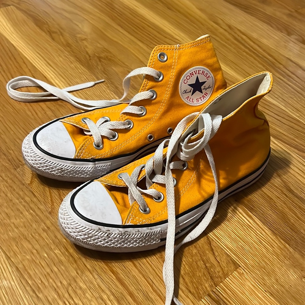 Yellow converse!